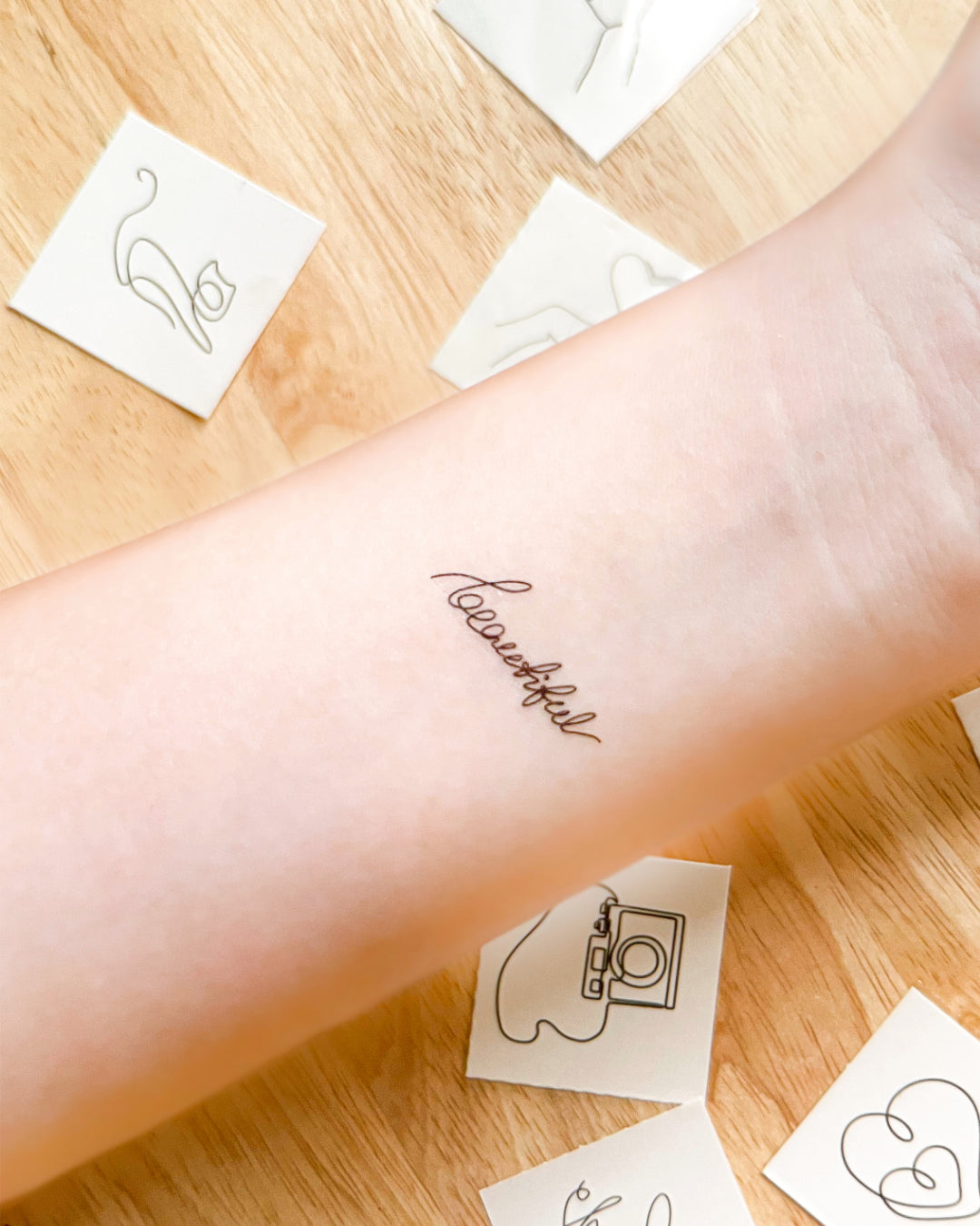 hình xăm dán tạm thời dính dính
