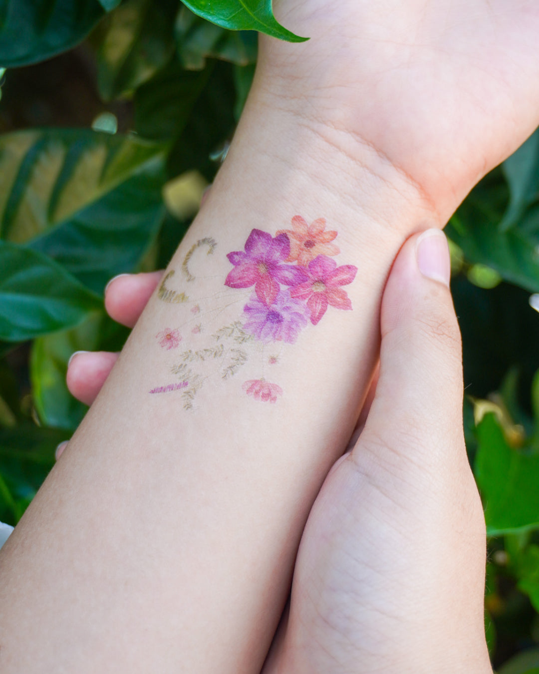 hình xăm dán tạm thời dính dính hoa