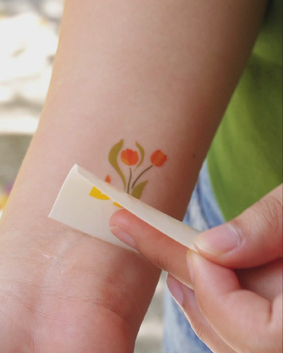 hình xăm dán tạm thời dính dính